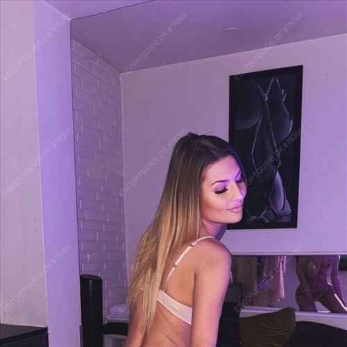 Szia, Kimberly vagyok. 💋✨  Ha egy igazán különleges élményre vágysz, szeretettel várlak. Nálam a sz